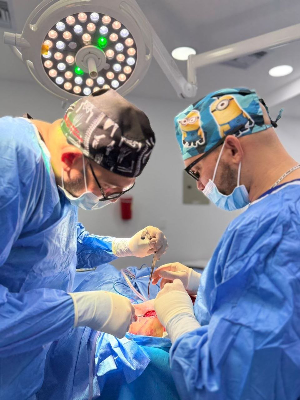 Especialistas realizando procedimiento traumatologico