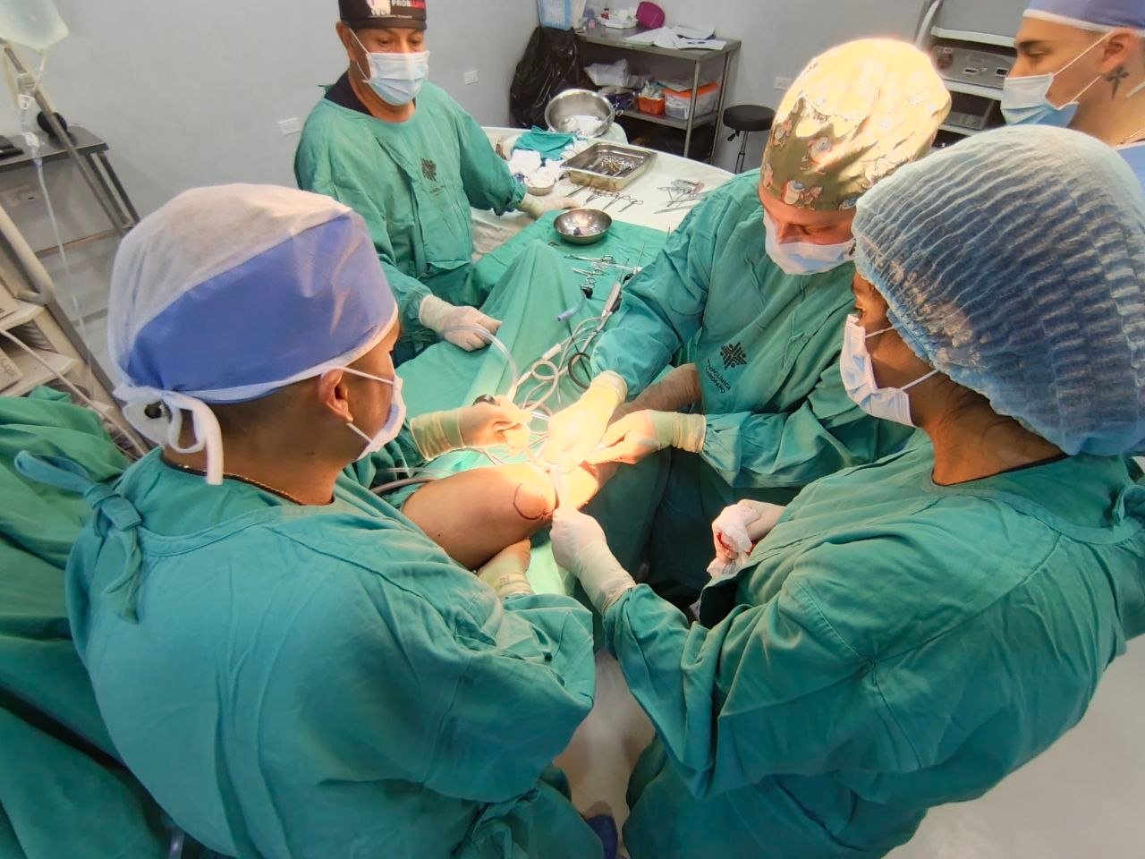 Equipo medico durante procedimiento ortopedico